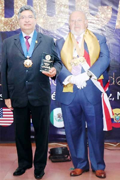 Rubén Reyes Córdoba, rector de la Universidad Autónoma de Tlaxcala, recibió el “Premio Educa 2017”, que otorga la Organización Continental de Excelencia Educativa. / EL SOL DE TLAXCALA