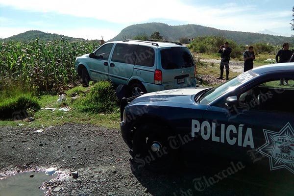 Los elementos lograron ubicar abandonada la camioneta en la que viajaban los agresores, cuyo interior contenía ropa y artículos, personales de los sujetos, además de armas de fuego. / EL SOL DE TLAXCALA