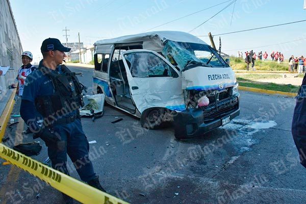 Arrolla autobús a camioneta en Tlaxcala, 2 muertos y 10 heridos