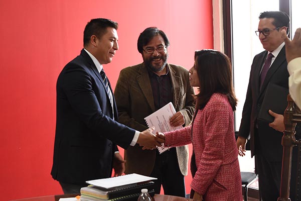 En la imagen, el presidente de la Comisión de Asuntos Electorales en el Congreso del Estado, Adrián Xochitemol Pedraza, y la presidenta del ITE, Elizabeth Piedras Martínez, se estrechan la mano tras el encuentro. / Jesús LIMA