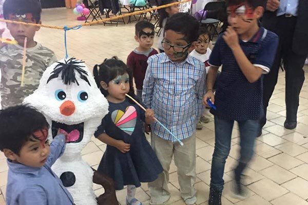 La pequeña al momento de pegarle a la piñata