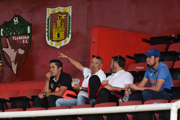 El palco de invitados especiales lució con lugares vacíos, solo estaba el presidente de Coyotes, Rafael Torre, con tres personas. / Everardo NAVA