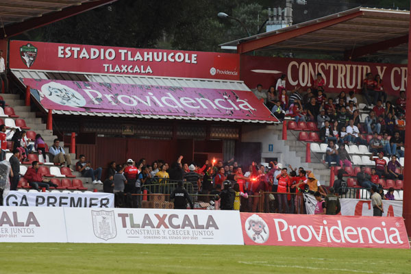 La Clandestina, quienes se habían manifestado que no asistirían al juego, llegó y se instaló en uno de los accesos del estadio Tlahuicole. / Everardo NAVA