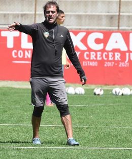 Silvio Rudman, técnico de Coyotes de Tlaxcala, quiere compromiso de sus elementos. / Everardo NAVA