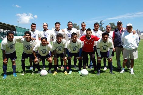 La Concha dejó ir la ventaja en el partido de ida de semifinal en la categoría intermedia de la liga de futbol de Chiautempan