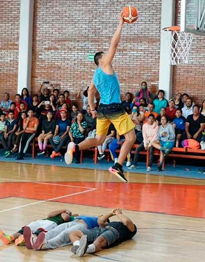 Vistosas clavadas y tiros de tres puntos mostraron las habilidades de los basquetbolistas en los concursos efectuados durante la competencia. / Fabiola VÁZQUEZ