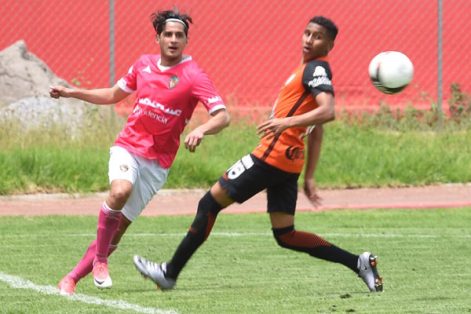 Francisco García, central de Coyotes, de los jugadores experimentados del club estatal, ayer mostró fortaleza en la línea defensiva./ Everardo NAVA