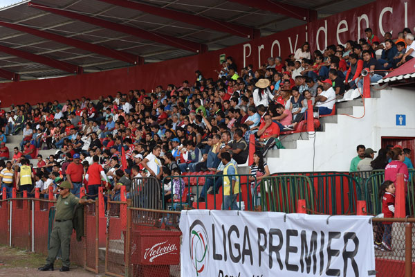 La afición tlaxcalteca respondió al debut del equipo local. / Everardo NAVA