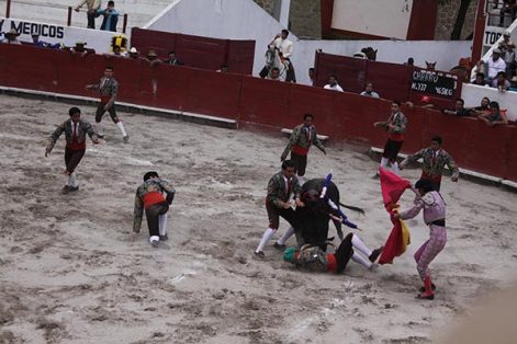 Los forcados de Teziutlán fallaron en la primera pega con el primero de la tarde durante feria a Santiago. / Tomás BAÑOS