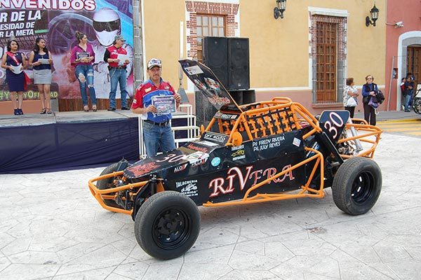 Freddy Juárez, piloto de off road en Huamantla, refirió que cuando participan en competencias fuera del municipio de los muéganos deben correr en pistas improvisadas, por lo que las medidas de seguridad son más estrictas. / Fabiola VÁZQUEZ