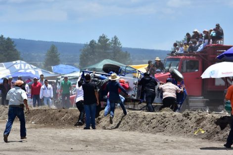 Un despiste sin mayor consecuencia se registró durante la “Carrera de Carchachas”, donde el piloto fue auxiliado de inmediato y salió ileso del accidente. / Héctor LORENZO