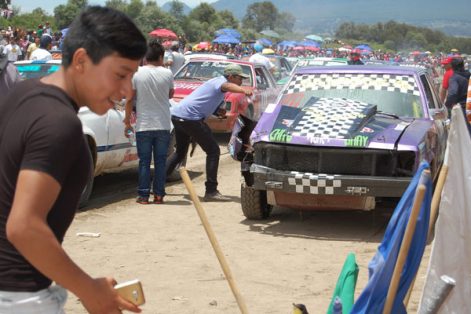 Una carambola que involucró a tres unidades fue el primer incidente que ocurrió durante la cuarta carreta del evento motor en Huamantla. / Fabiola VÁZQUEZ