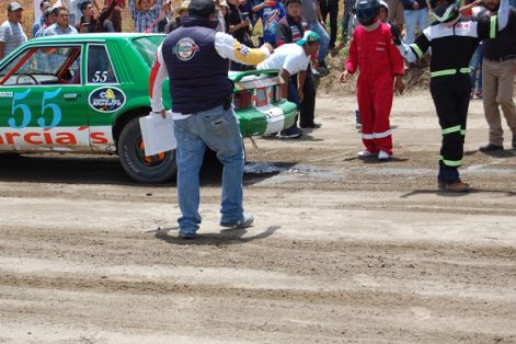 Uno de los vehículos daño su tanque de combustible, lo que ocasionó que la gasolina quedará esparcida en la pista. / Fabiola VÁZQUEZ