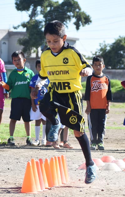 Niños de Contla y otros municipios se alistan en la Sección Segunda de la comuna para jugar en la liga Fair Play de Puebla. / Everardo NAVA
