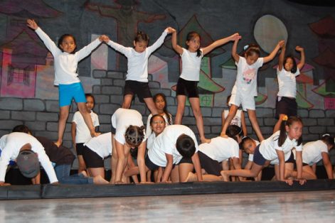 Los niños de gimnasia efectuaron piruetas, ruedas de carro y pirámides, que fueron las más vistosas en su exhibición. / Fabiola VÁZQUEZ