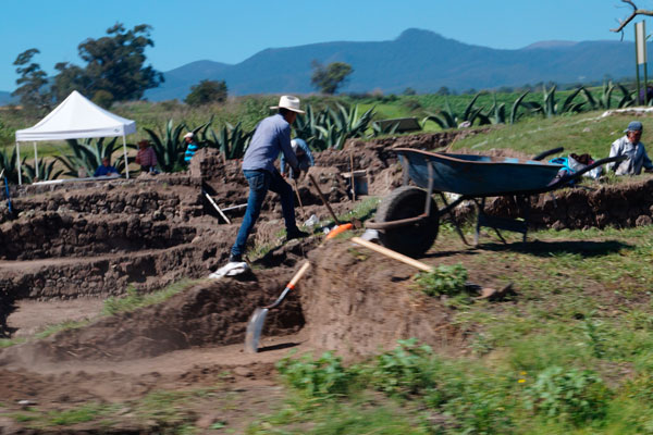 A pie de carreta se aprecian los trabajos de excavación que tienen lugar en el acceso principal de la zona arqueológica de Tecoaque. / Manuel MORALES