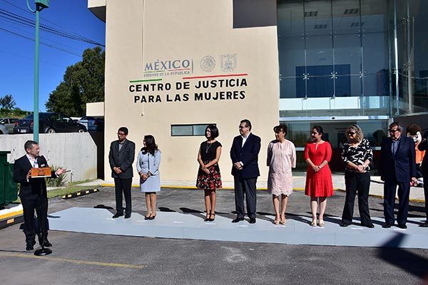 Al hacer uso de la palabra, el secretario Ejecutivo del Sistema Nacional de Seguridad Pública, Álvaro Vizcaíno Zamora, aceptó que el problema de la violencia de género tiene que ser visibilizado y denunciado, pues lo peor que puede pasar es ocultarlo. / Héctor LORENZO