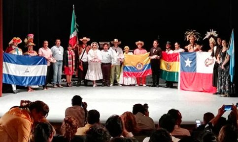 Anabell Ávalos Zempoalteca, alcaldesa de Tlaxcala, acompañada por representantes del CIOFF, encabezó la inauguración del VI Festival Internacional de Folklore. / Leonel TLALMIS