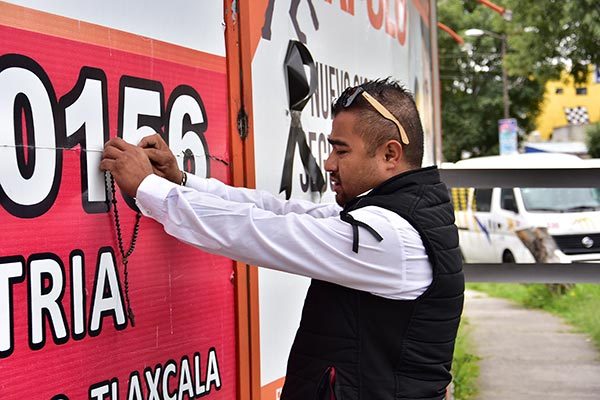 Trabajadores del volante portaron moños negros en señal de luto por su compañero asesinado este martes