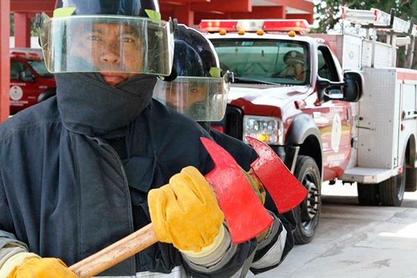 Su trabajo no solo se centra en combatir incendios, sino también caídas de árboles, retiro de enjambres de abejas o ayuda a población vulnerable por fenómenos naturales o en accidentes. / Moisés MORALES