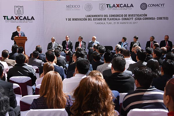 En su mensaje, el gobernador Marco Antonio Mena afirmó que Consorcio de Investigación y de Innovación ayudará a tener mejores recursos humanos, conocimiento e investigación práctica para que Tlaxcala tenga el reconocimiento regional que merece. / Jesús LIMA