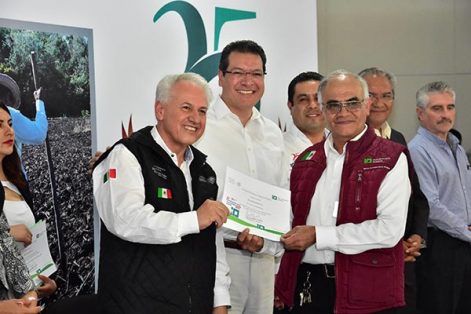 En el evento, el titular de la Procuraduría Agraria y el mandatario estatal entregaron a personal de la institución reconocimientos por años de servicio. / Héctor LORENZO