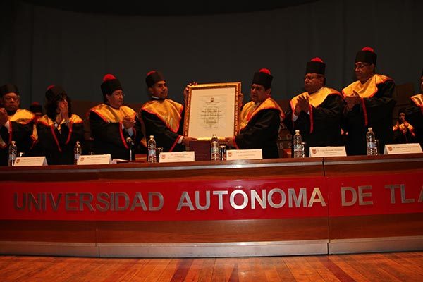 A su llegada como rector de la UAT, Víctor Job Paredes Cuahquentzi entregó el Doctorado Honoris Causa al exmandatario Héctor Israel Ortiz Ortiz, el 20 de noviembre de 2012. / Foto: Archivo
