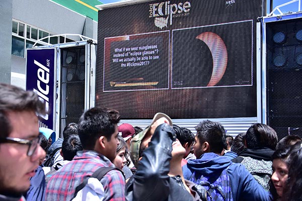 Para observar el avance del eclipse, se instaló una pantalla gigante en la explanada del centro de Idiomas del ITA. / Héctor LORENZO