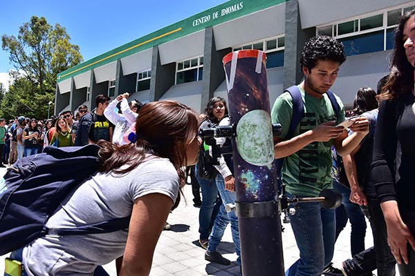 El eclipse de este lunes convocó a estudiantes de diferentes edades en el Instituto Tecnológico de Apizaco, quienes fueron orientados sobre este fenómeno por el coordinador de la Academia Aeroespacial en México, con sede en Tlaxcala, Marcos Núñez George. / Héctor LORENZO