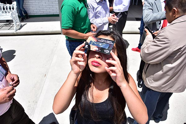 El Consejo Nacional de Ciencia y Tecnología remitió visores especiales para observar el eclipse. / Héctor LORENZO