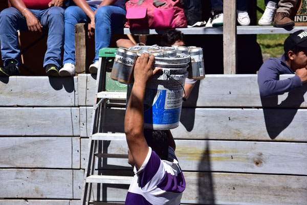 Aunque como cada año hubo venta de bebidas embriagantes, disminuyó considerablemente en esta edición de la Huamantlada. / Héctor LORENZO