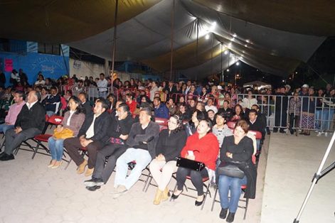 Invitados especiales, habitantes de Nanacamilpa y visitantes, en la inauguración del IV Festival Cultural de la Luciérnaga, el cual fue amenizado por los grupos musicales Los Extraños y el Internacional Carro Show. / Manuel MORALES