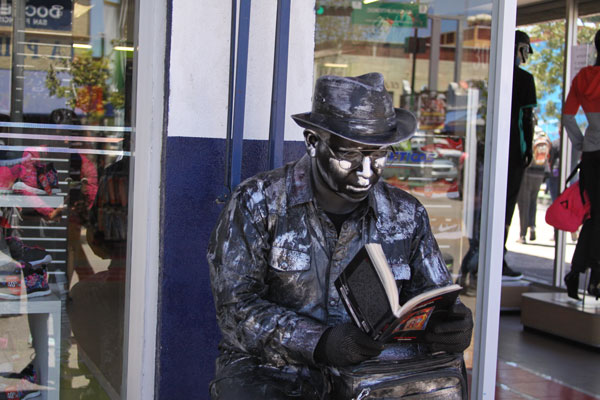 Jesús Rico, artista de la calle, promueve la lectura en las calles principales de la ciudad rielera. / Tomás BAÑOS