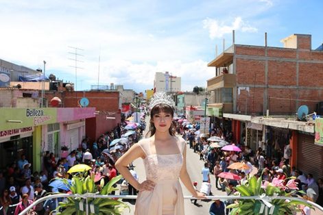 La reina de Feria, Lizeth I, participó en el tradicional desfile a bordo de un carro alegórico. / Moisés MORALES