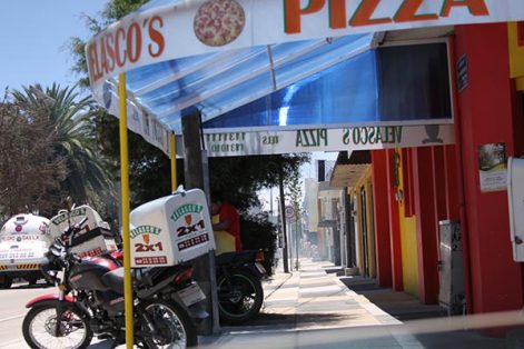 Las banquetas del bulevar Cuauhtémoc y Lardizábal, de Apizaco, son utilizadas por comerciantes establecidos ante la pasividad de las autoridades. / Tomás BAÑOS