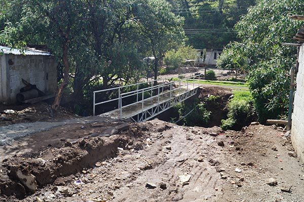 Para dar servidumbre de paso a habitantes que viven en el otro lado de la barranca, autoridades de comunidad construyeron un puente peatonal en La Soledad. / Manuel MORALES