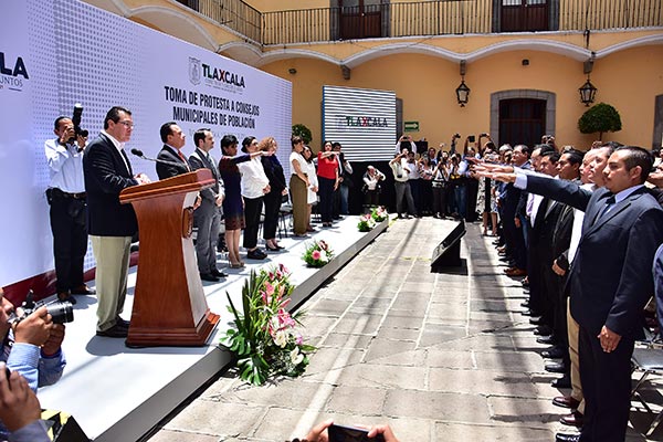 El mandatario estatal, Marco Antonio Mena, tomó protesta a los Consejos Municipales de Población, en un evento celebrado en el Palacio de Gobierno. / Héctor LORENZO