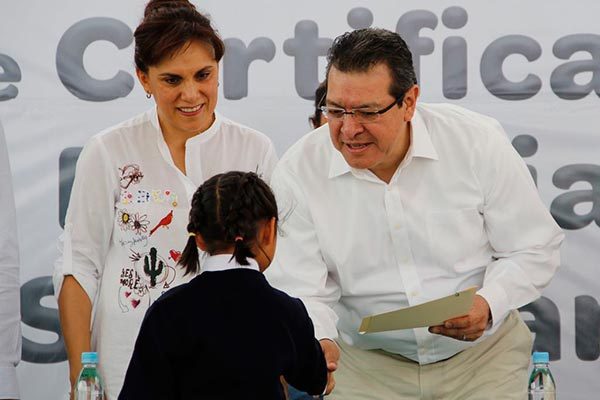 El gobernador del Estado, Marco Antonio Mena, y la presidenta honorífica del DIF estatal, Sandra Chávez Ruelas, entregaron certificados de primaria y secundaria a infantes de “La Casa de los Niños de Todos”. / EL SOL DE TLAXCALA