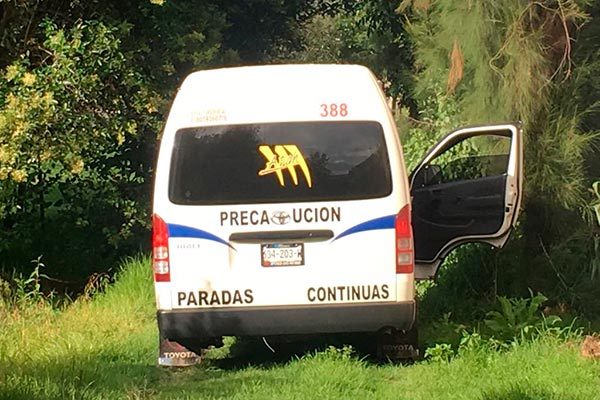 La camioneta hurtada, perteneciente a la empresa Autotransportes Tlaxcala-Apizaco-Huamantla (ATAH), fue hallada sobre la Prolongación Guadalupe de Apetatitlán. / César RODRÍGUEZ