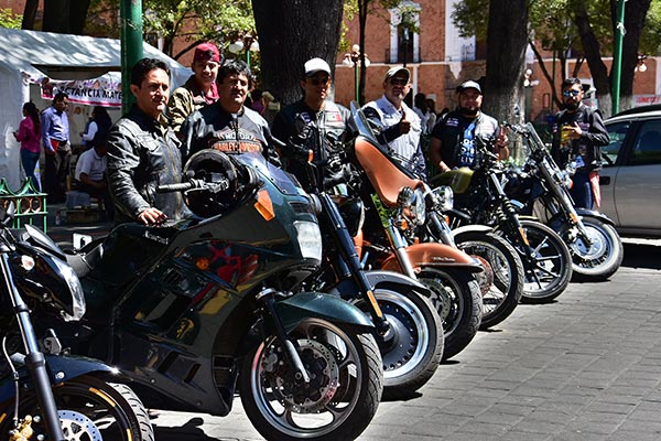Motociclistas de diferentes clubes se dieron cita en el primer cuadro de la capital para participarn en la “Rodada por la lactancia”. / Héctor LORENZO