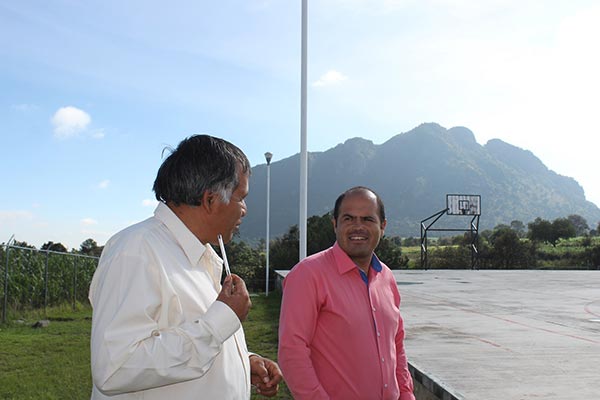Sanabria Chávez aprovechó para refrendar su compromiso para mejorar las condiciones para la impartición de la educación en todos los niveles oficiales de Santa Cruz Tlaxcala. / EL SOL DE TLAXCALA