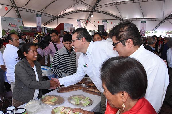 Durante el evento, el gobernador Marco Mena y Jorge Alberto Ibáñez Candelaria recorrieron la Feria de Orientación y Servicios que se instaló con la participación de dependencias estatales y federales. / Jesús LIMA