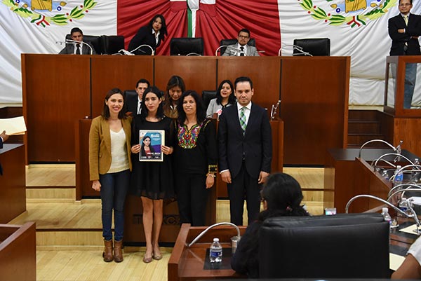 Los jóvenes recibieron un diploma que por su participación en la actividad legislativa