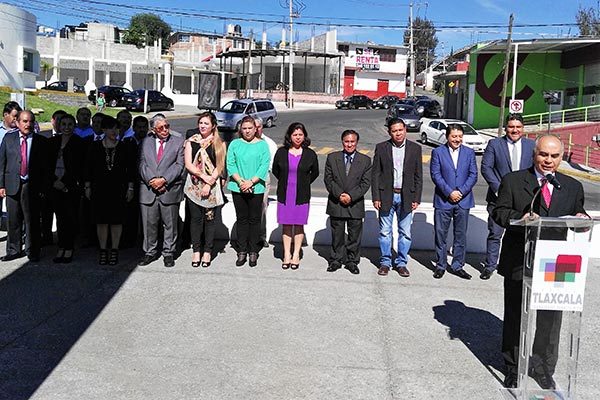 Durante el homenaje de este lunes, el tesorero del ayuntamiento, Alejandro García Arenas, dijo que se debe trabajar para construir un municipio más justo donde cultivemos esos valores cívicos. / EL SOL DE TLAXCALA