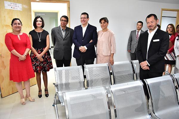 Tras el corte del listón inaugural, las autoridades estatales y federales recorrieron las instalaciones del Centro de Justicia para Mujeres, donde 22 profesionales ofrecerán servicios jurídicos, médicos, psicológicos, peritos, servicio a niños y refugio temporal para las víctimas de agresiones. / Héctor LORENZO