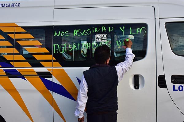El asesinato de un operador del servicio público desató la indignación de transportistas que reaccionaron con el cierre de importantes vialidades, como medida de presión para exigir justicia. / César RODRÍGUEZ