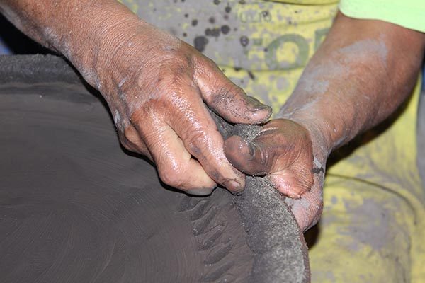 Manos creativas que con el barro elaboran comales grabados que venden en otras entidades. / Tomás BAÑOS