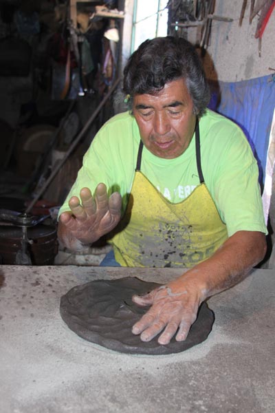 Don Germán Guarneros desde los 15 años aprendió el arte de la alfarería. / Tomás BAÑOS