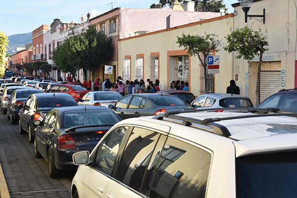 En la calle Lardizábal, donde se ubica la primaria Educación y Patria, se registró caos vial debido a que los padres de familia hicieron hasta triple fila para poder dejar a sus pequeños. / Jesús LIMA