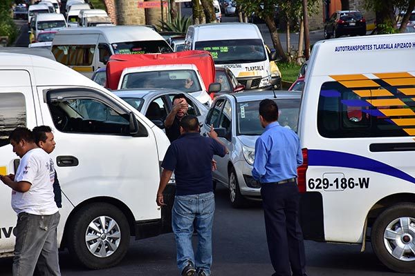 El cierre de vialidades generó la molesta de ciudadanos, quienes encararon a los transportistas. / César RODRÍGUEZ